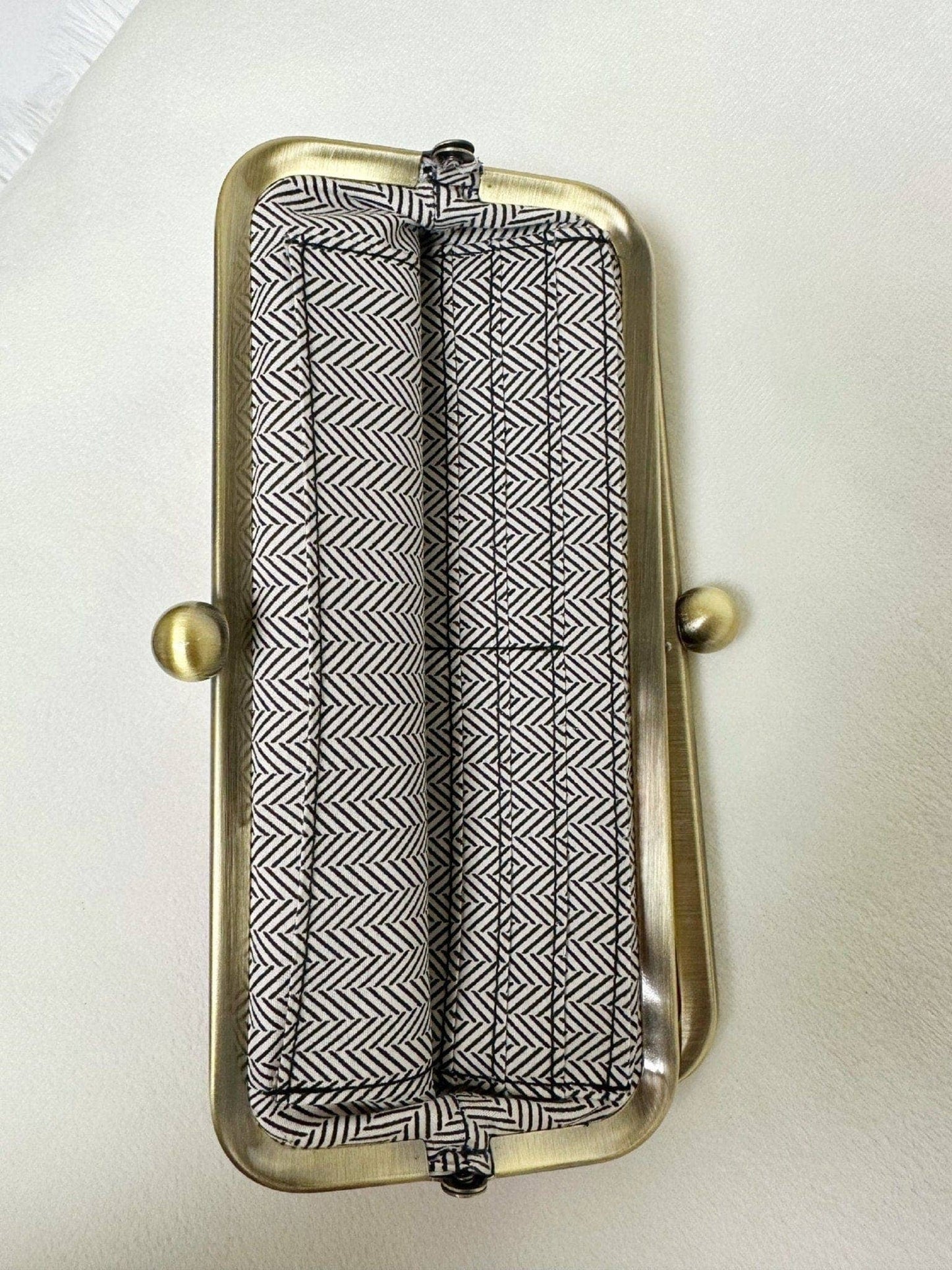 Karen Kiss Lock Clutch - Milly's Boutique