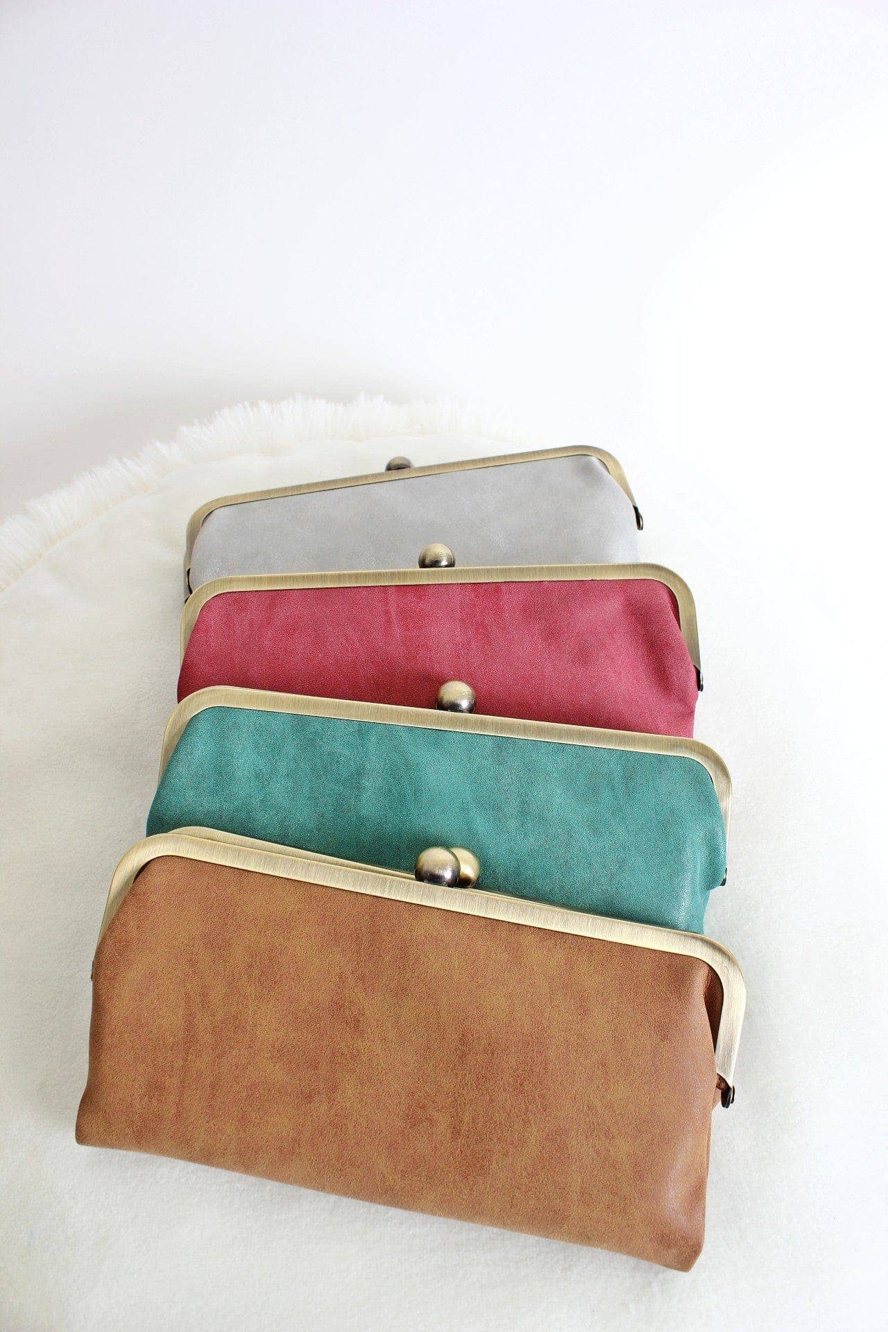 Karen Kiss Lock Clutch - Milly's Boutique