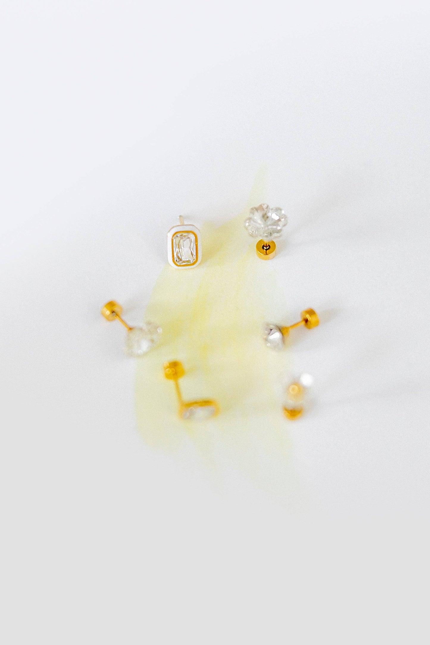 Screwback Stud Earrings Lux - Zuri Clear