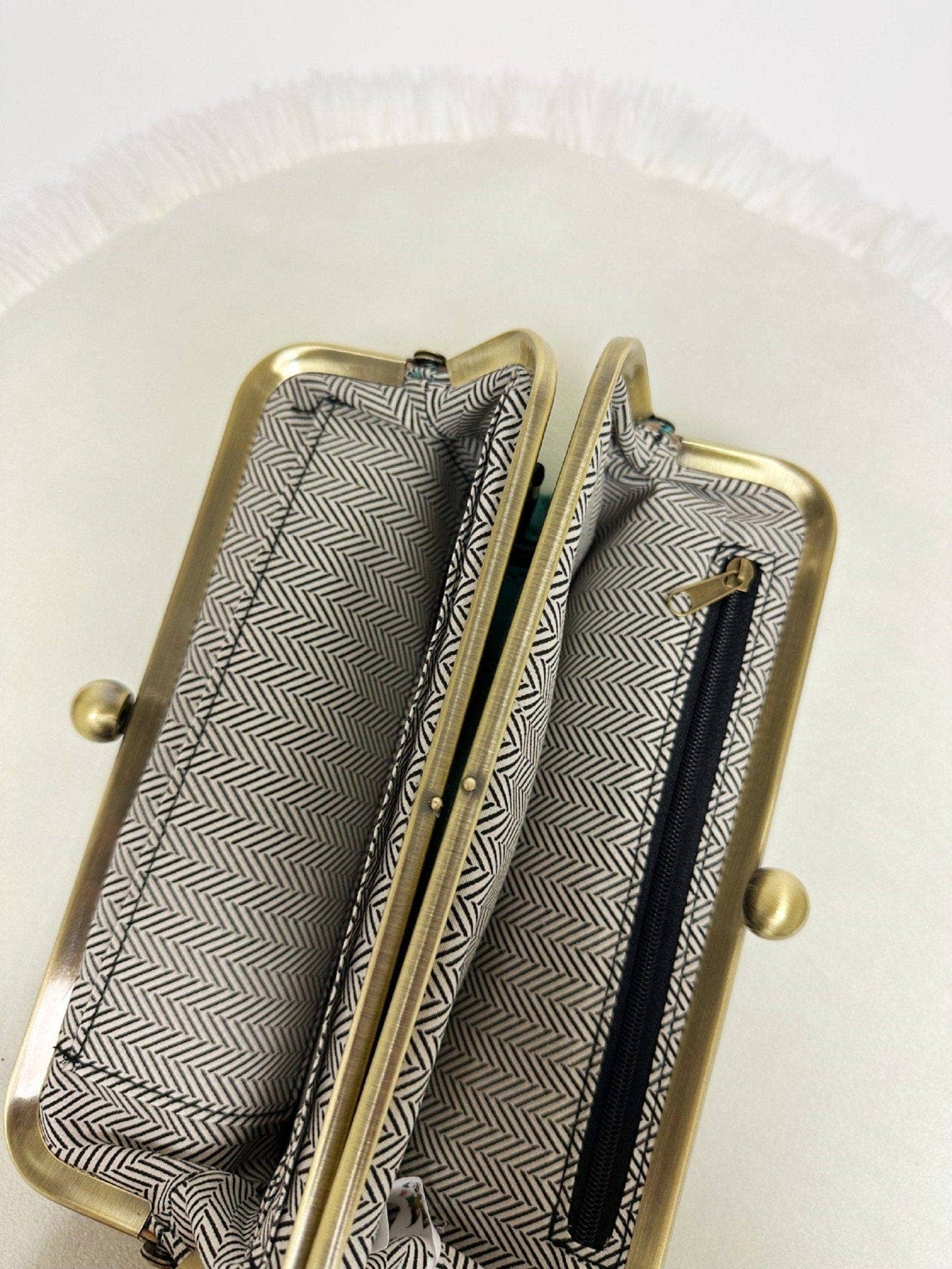 Karen Kiss Lock Clutch - Milly's Boutique